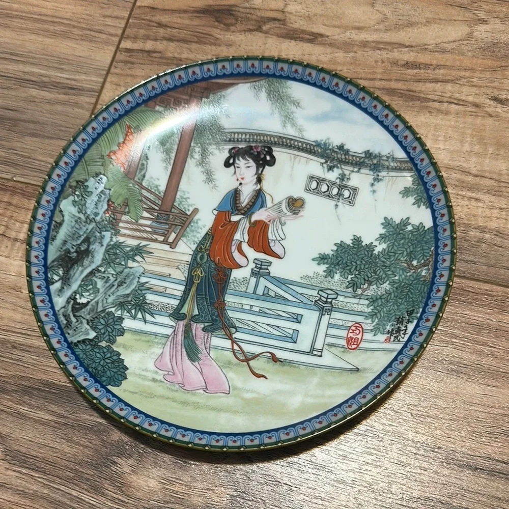 Decorative Asian-Inspired Plate with Elegant Design